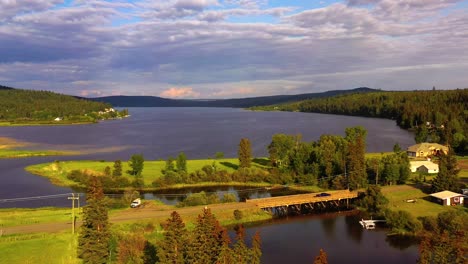 Umarmung-Der-Natur:-Grüne-Umgebung-Des-Horse-Lake,-100-Meilen-Haus