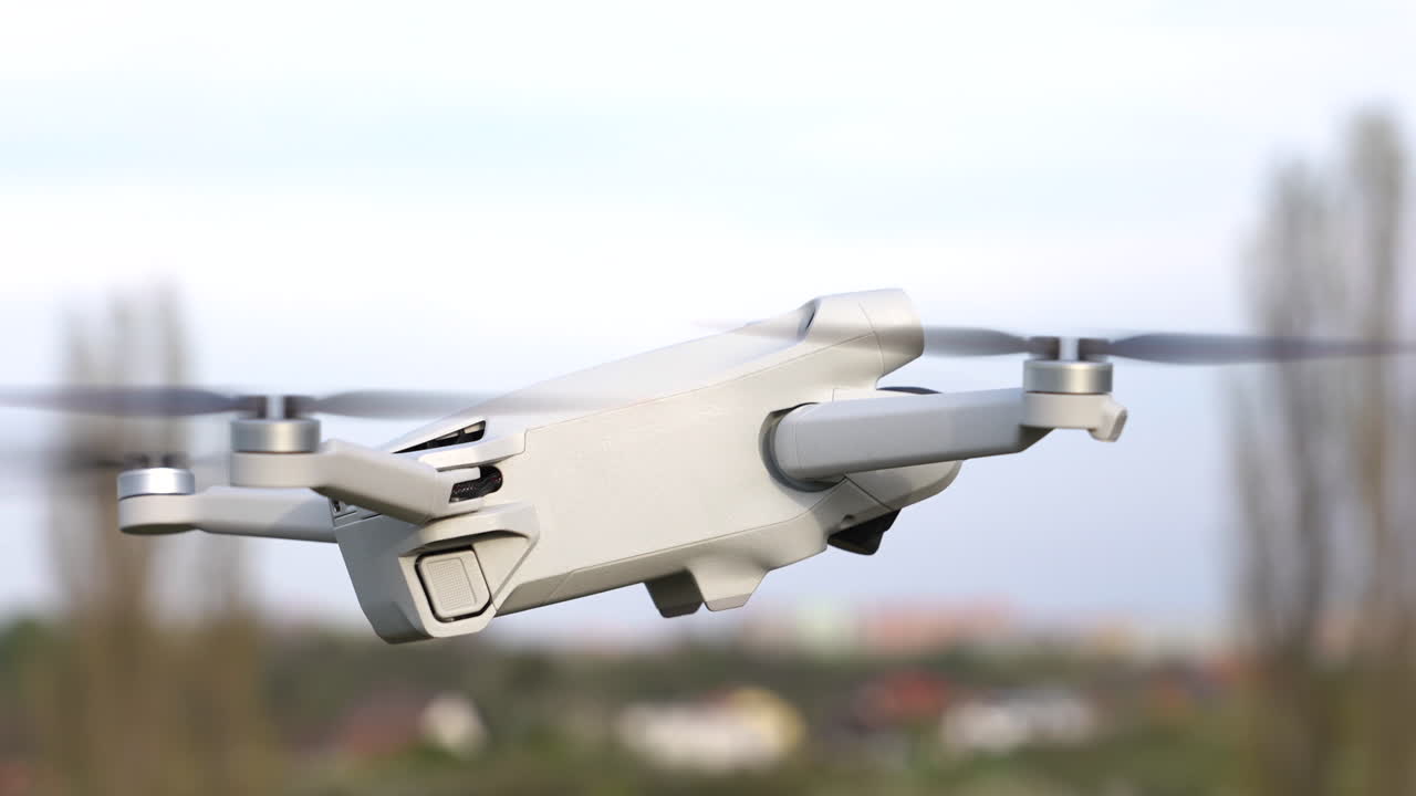 공중에 떠 있는 소형 소비자 쿼드콥터 드론, 클로즈업