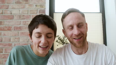 pareja haciendo una videollamada en la mesa