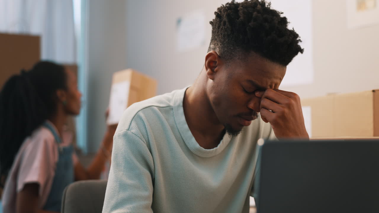 Frustrado, estresse e homem negro no laptop