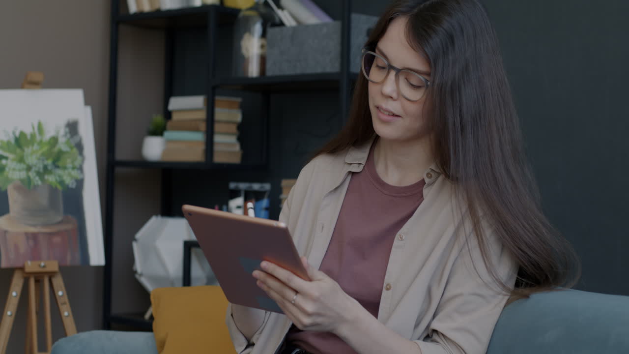 una mujer joven dibujando en una tableta.