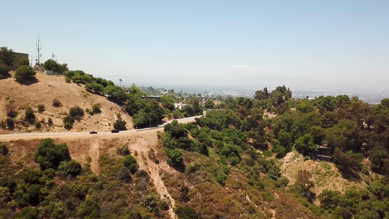 vista de avión no tripulado de sherman oaks en el valle de san fernando con montañas y casas de lujo en el fondo