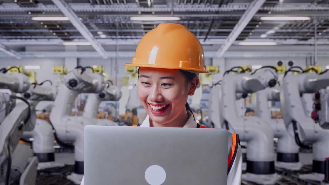 로이 있는 공장에서 노트북을 사용하는 엔지니어