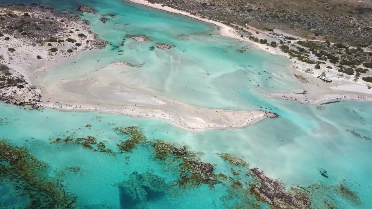 그리스 남서쪽 크레타 섬에 있는 엘라포니시의 유명한 이국적인 낙원 모래 깊은 에메랄드 해변의 공중 드론 파노라마 비디오