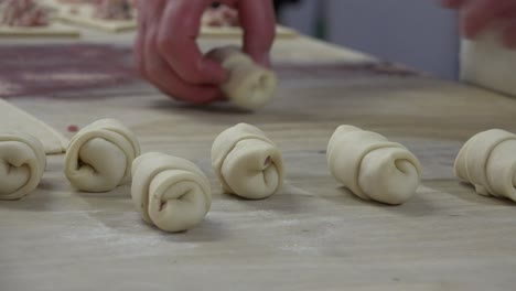 Una-Panadería-También-Panadería-O-Panadería-Es-Un-Establecimiento-Que-Produce-Y-Vende-Alimentos-A-Base-De-Harina-Horneados-En-Un-Horno,-Como-Pan,-Galletas,-Pasteles,-Pasteles-Y-Tartas