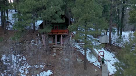 Aerial-shot-of-cabin-in-the-woods-in-Flagstaff,-Arizona