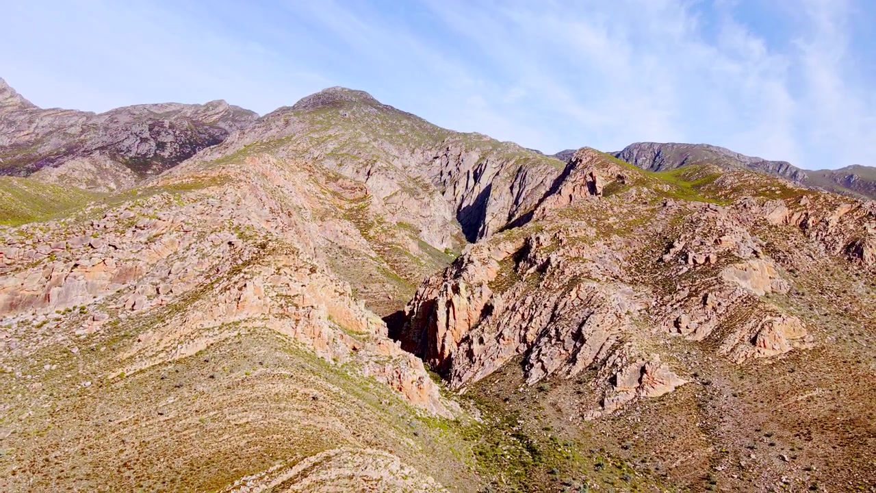 Topografia aspra e panoramica dei monti Langeberg vicino a Montagu, RSA. Drone.