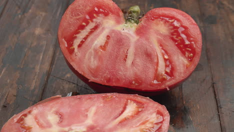 cortar un tomate maduro en dos