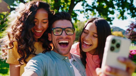 familia feliz tomando una selfie en el parque