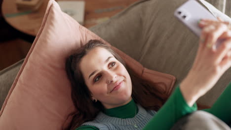 casa, mujer feliz o influyente tomando una selfie