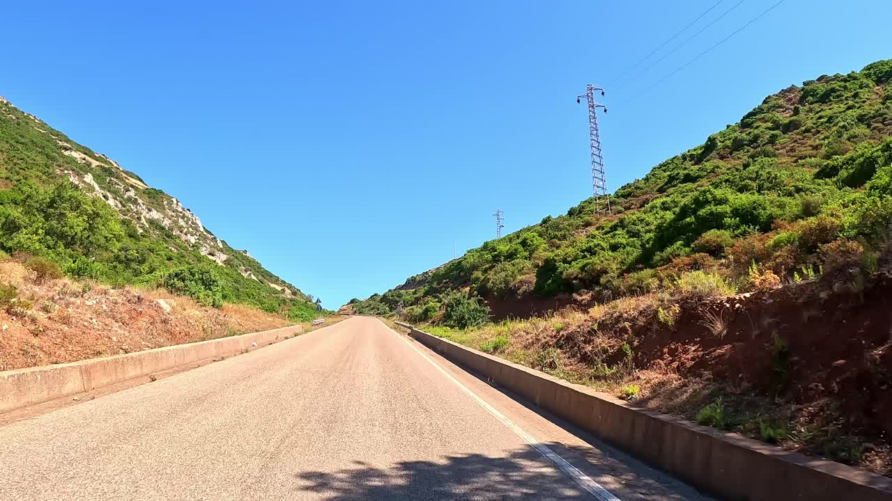 사르데냐의 심장을 가로지르는 외로운 외 시골 도로, 관점