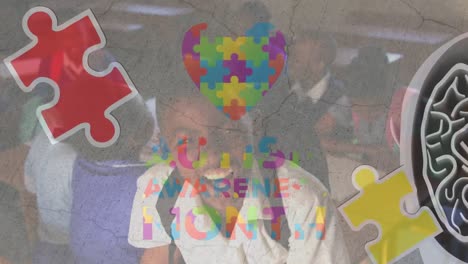 animación de piezas de rompecabezas y texto del mes de concienciación sobre el autismo en diversos escolares