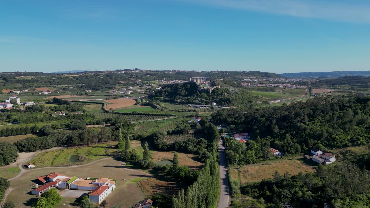 una fotografía amplia de los edificios medievales de piedra en el castillo de san jorge, uno de los famosos puntos de referencia de lisboa, la capital de portugal.