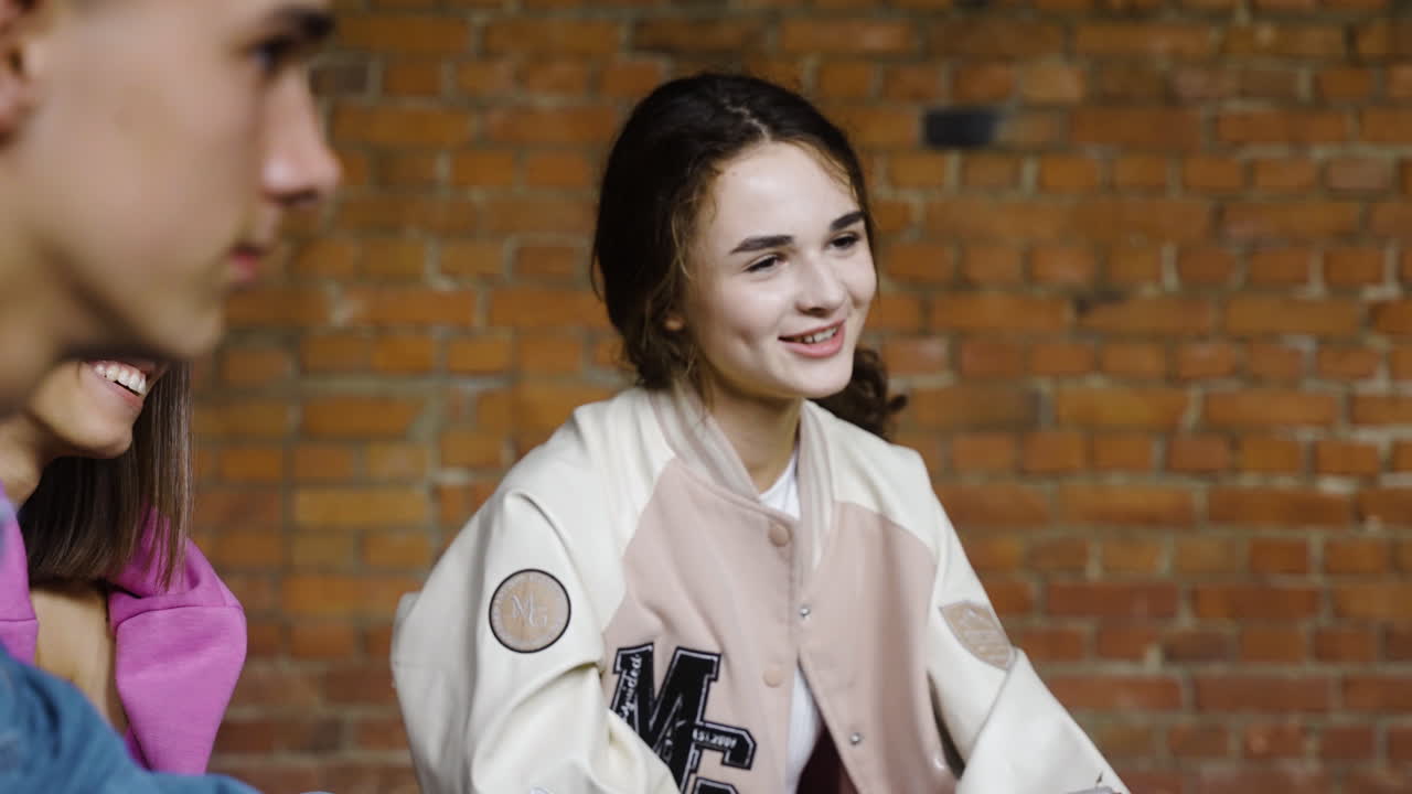 adolescentes hablando en el interior