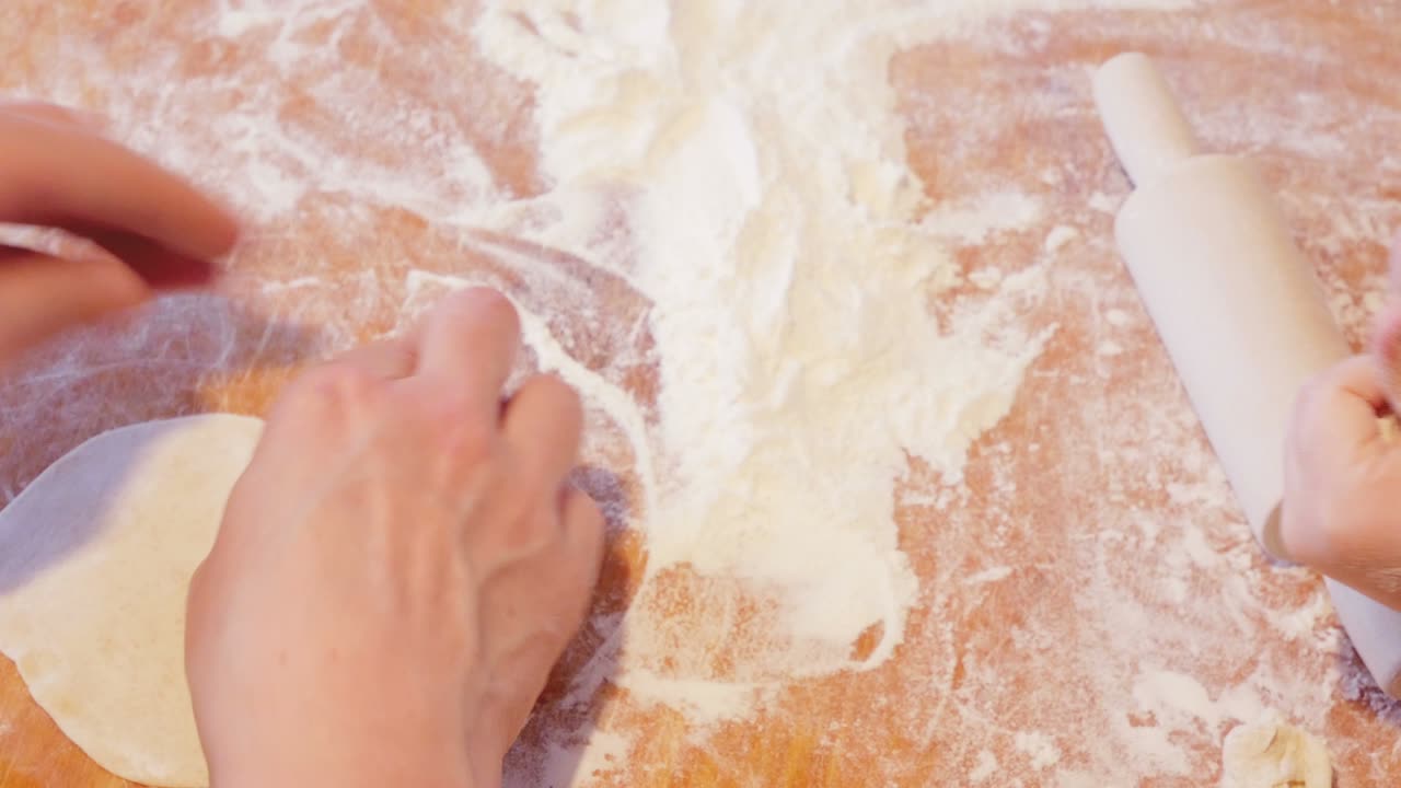 작은 나라들의 요리 전통 세계. 핀노-우그리아 오픈 파이 - 페레페치. 은 세대에서 젊은 세대에 전하는 전통. 음식 준비.