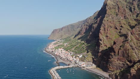 Toma-Aérea-De-Viviendas-Residenciales-Y-Paisaje-Marino-En-Paul-Do-Mar,-Isla-De-Madeira,-Portugal.