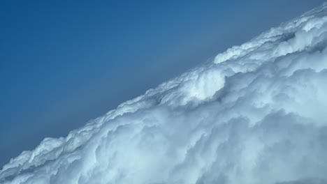 piloto inmersivo pov en un giro abrupto a la derecha sobre una manta de nubes blancas como visto por los pilotos