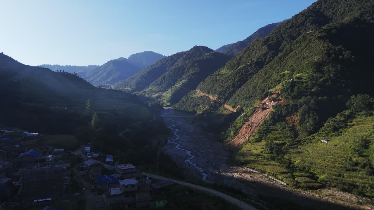 Dronebeelden van Thawang in Rolpa, Nepal. Toont een bergachtige nederzetting, landelijk landschap en natuurlijke omgeving vanuit een verhoogd perspectief.