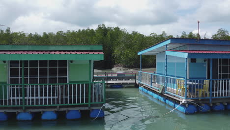 Vista-De-Drones-De-Casa-Flotante-En-El-Río,-Langkawi,-Malasia