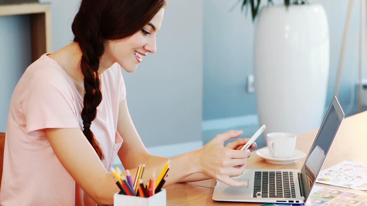 hermosa ejecutiva sentada en un escritorio y usando una tableta digital