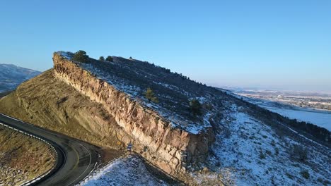 Carretera-Revelada-Al-Embalse-De-Dientes-De-Caballo-En-El-Sur-Del-Condado-De-Larimer,-Colorado