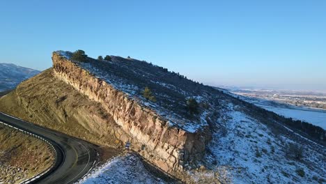 carretera revelada al embalse de dientes de caballo en el sur del condado de larimer, colorado