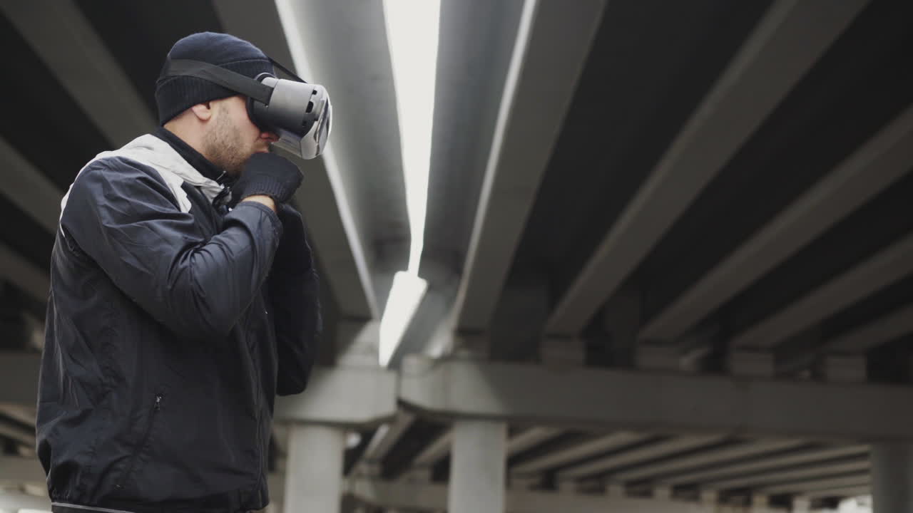 Uomo che si allena con la boxe VR in un sottopassaggio