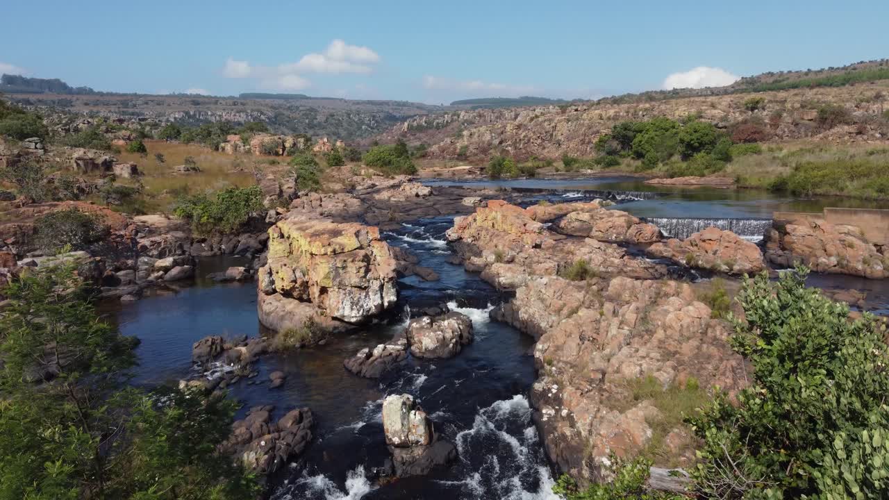 Catena montuosa con flusso d'acqua in un fiume roccioso