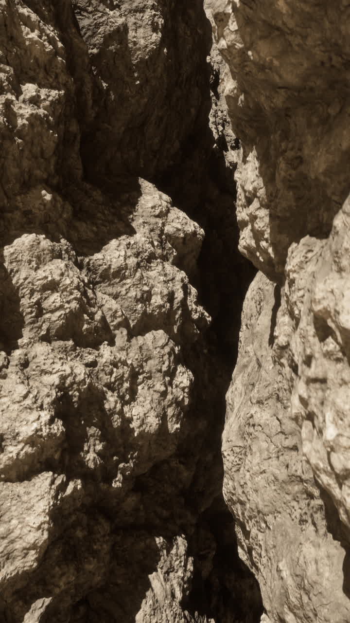 primer plano de una formación rocosa áspera en un cañón