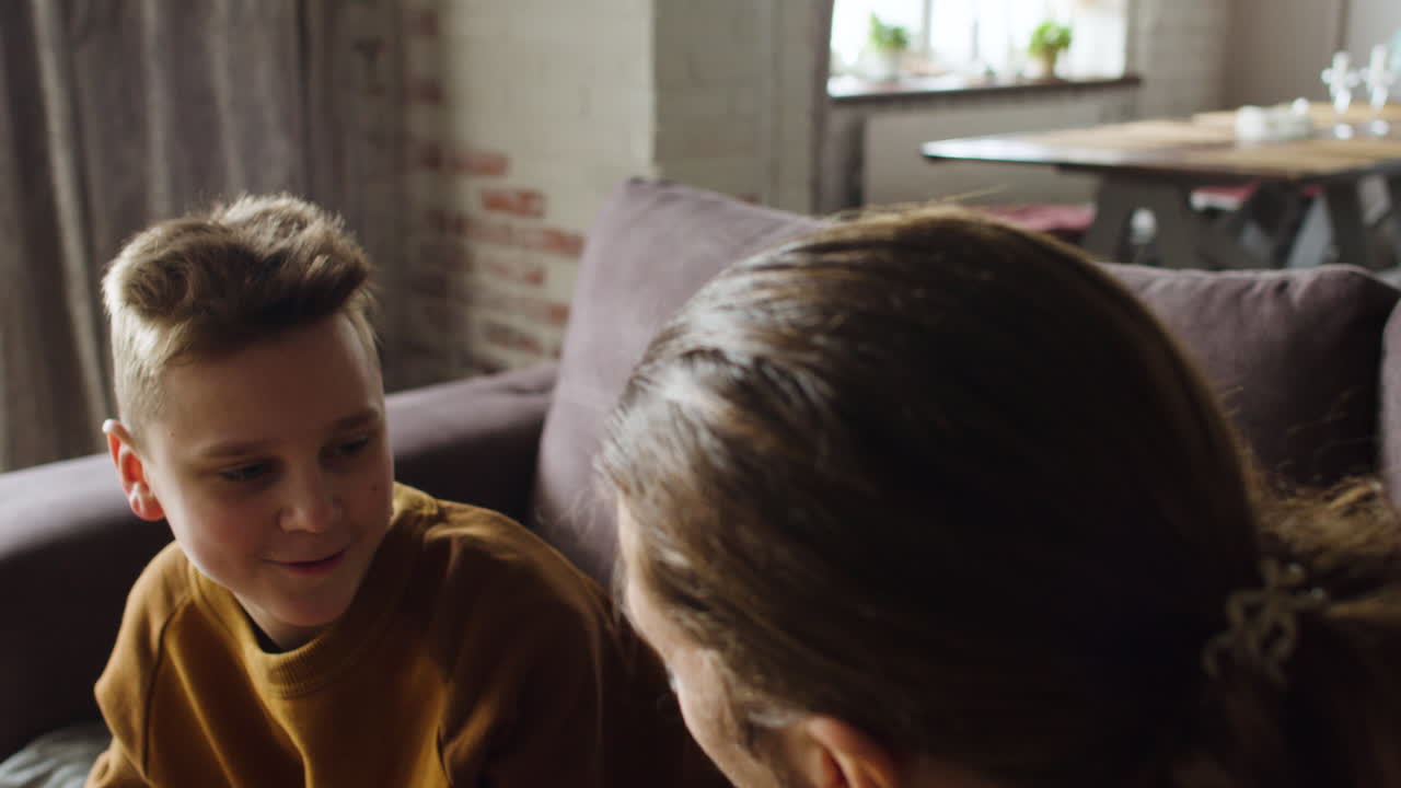 백인 남자와 거실에 있는 소년