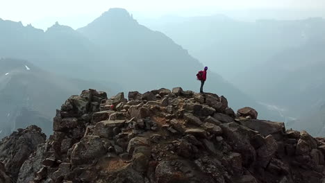 mujer en la cima del mundo