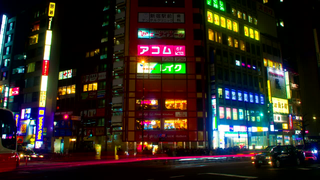 Time-lapse noturno com muitos neons japoneses no lado sul de Shinjuku, com zoom in
