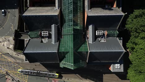 vuelo aéreo de aviones no tripulados con una vista de pájaro del techo de manchester crown court