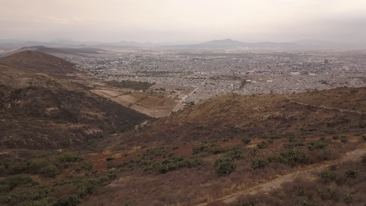 Ripresa aerea con drone all'alba: Messico, la città di Pachuca e le montagne