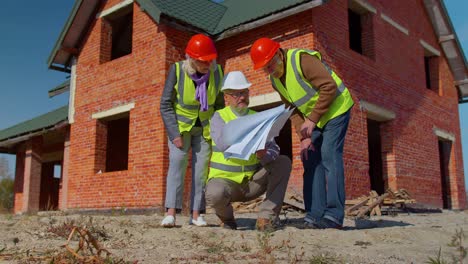 reunión familiar de los abuelos mayores agente de bienes raíces arquitecto, gerente financiero compra de casa