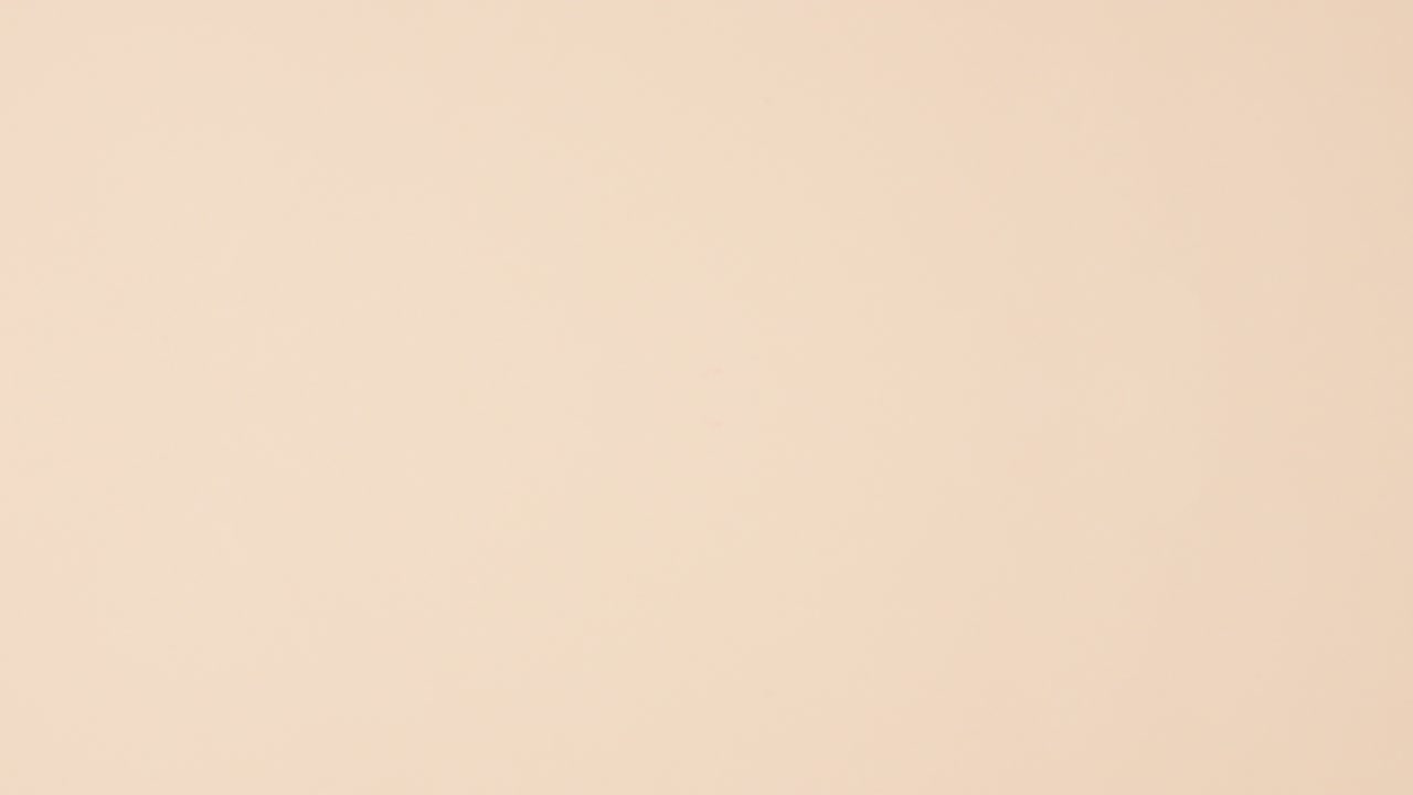 los viejos libros antiguos aparecen en la parte superior e inferior del fondo beige con espacio de copia.