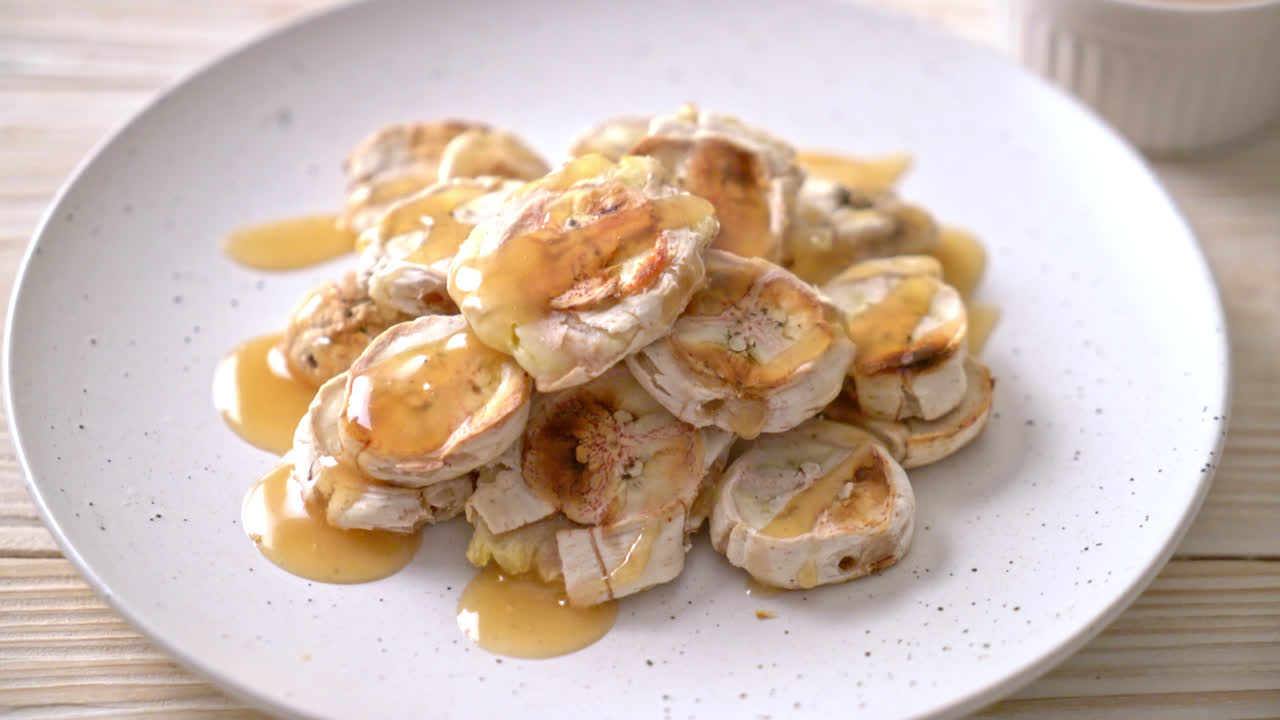 plátano en rodajas a la parrilla con salsa de caramelo