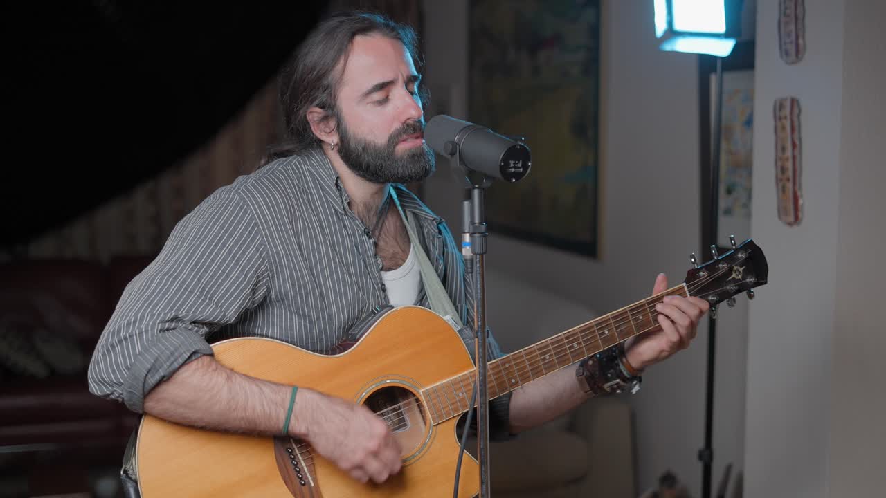 hombre cantando y tocando la guitarra acústica