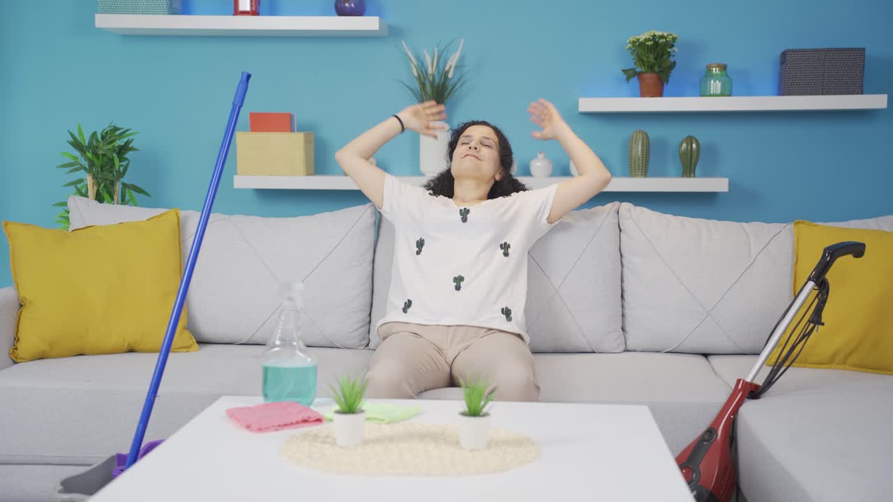 청소 후 피로를 느끼는 젊은 여성.