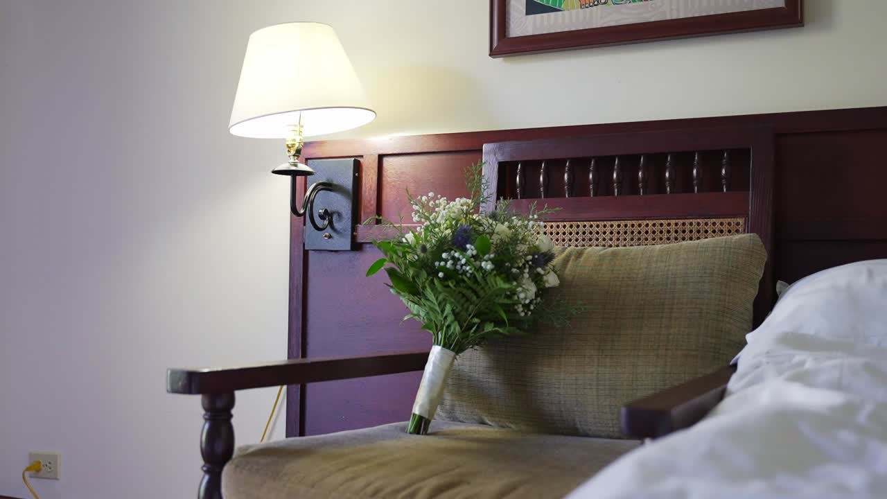 의자 와 침대  에 놓인 결혼식 꽃다발 의