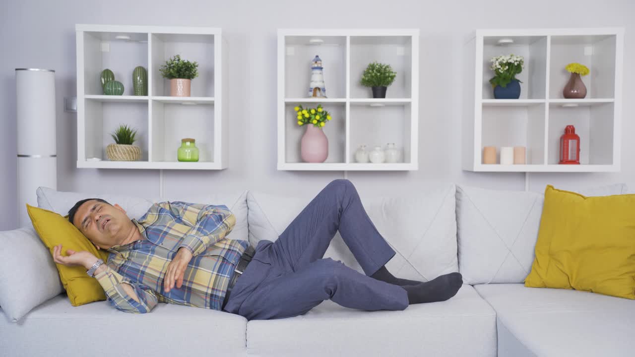 소파에 누워 있는  ⁇ 은이, 조용하고 평화롭습니다.