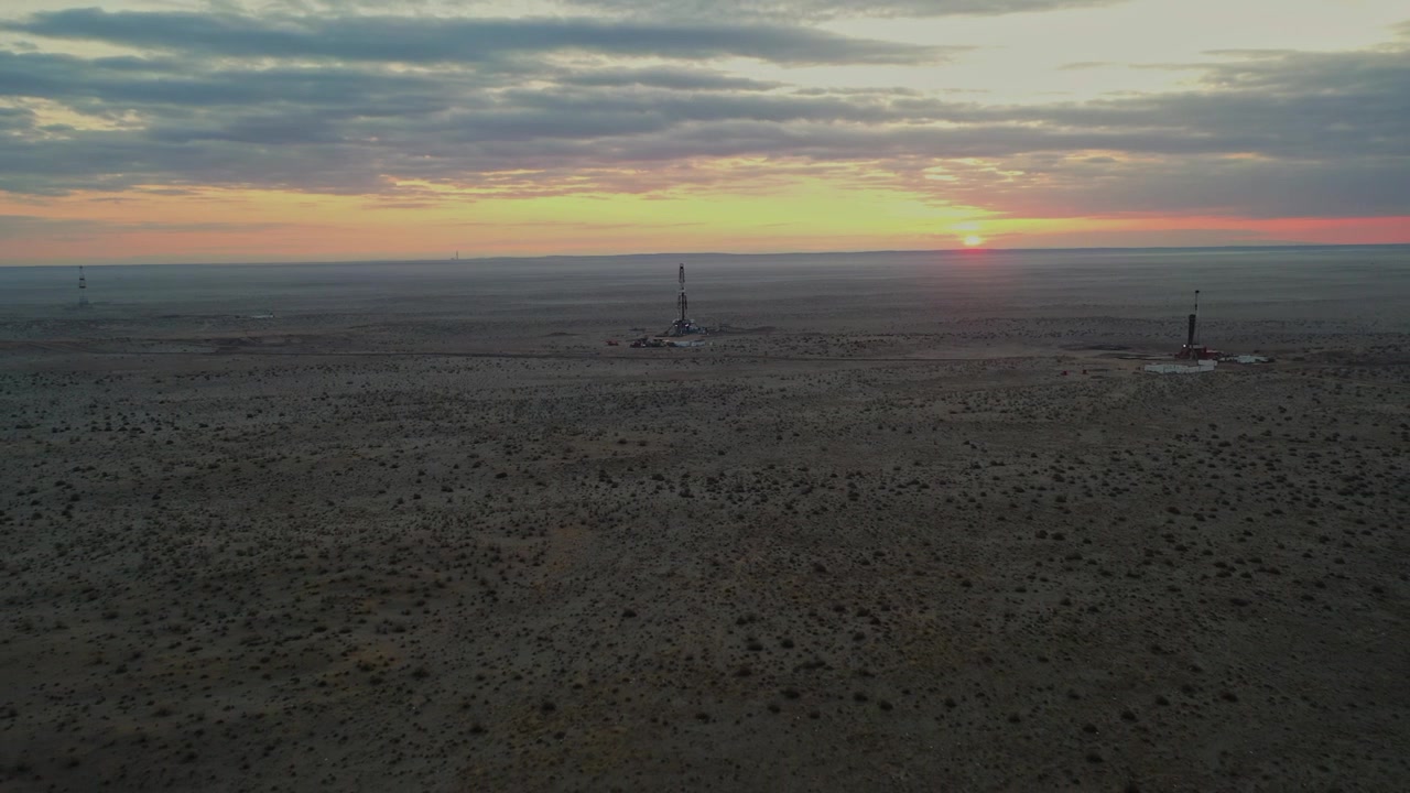 Luz suave do pôr do sol sobre o horizonte do deserto com céu nublado