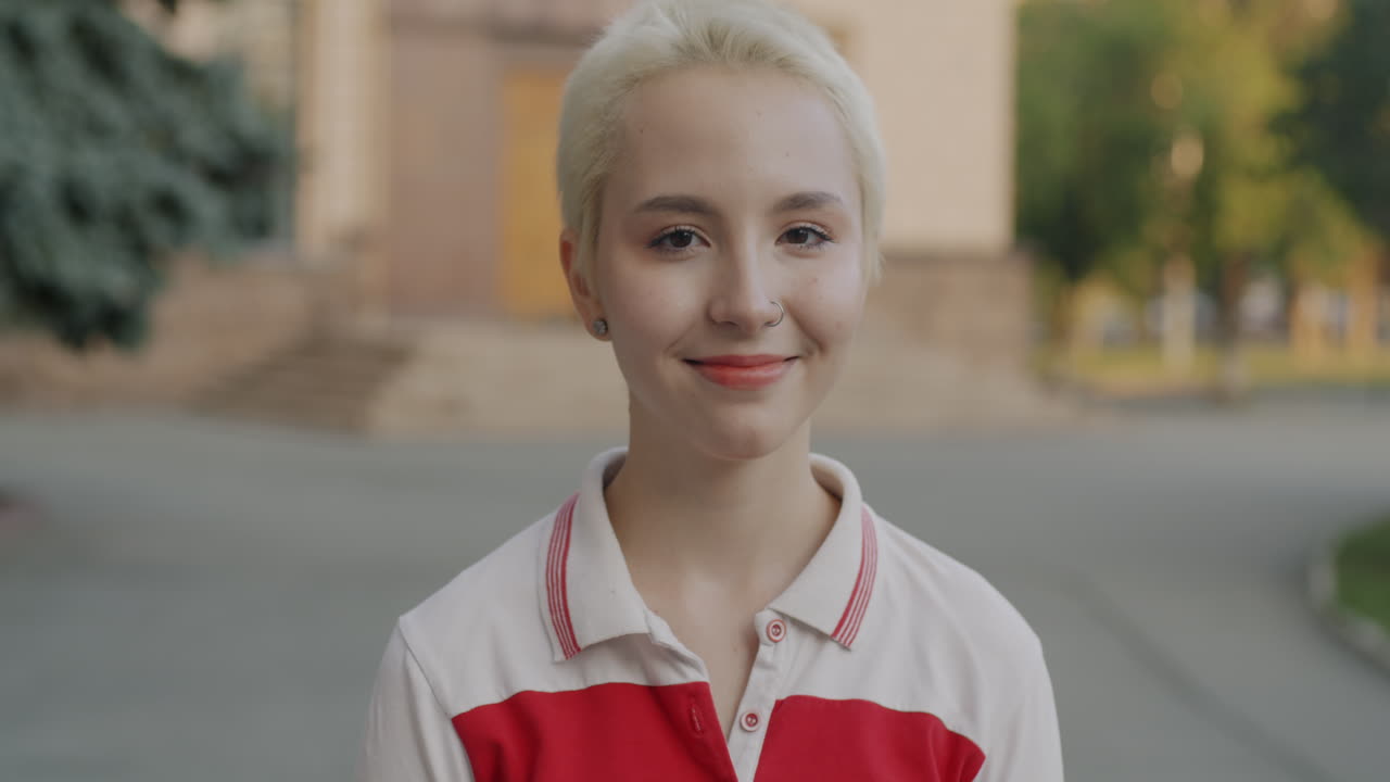 mujer sonriente con cabello rubio corto