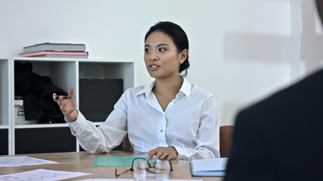 dando a su equipo algunos aportes valiosos