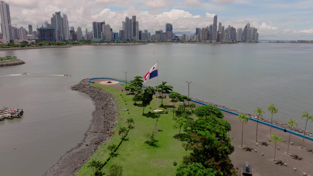Ripresa aerea orbitale della bandiera di Panama con la città di Panama e il Casco Antiguo sullo sfondo