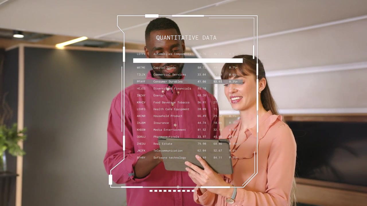 Video verticale: Uomo con maglia bordeaux che tocca il tablet e donna che controlla i progressi in ufficio, reagendo all'HUD.