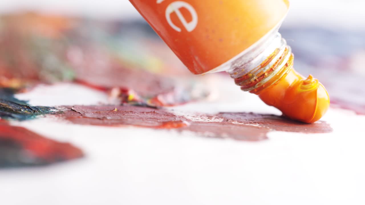 pintura al óleo naranja que se aplica a un lienzo