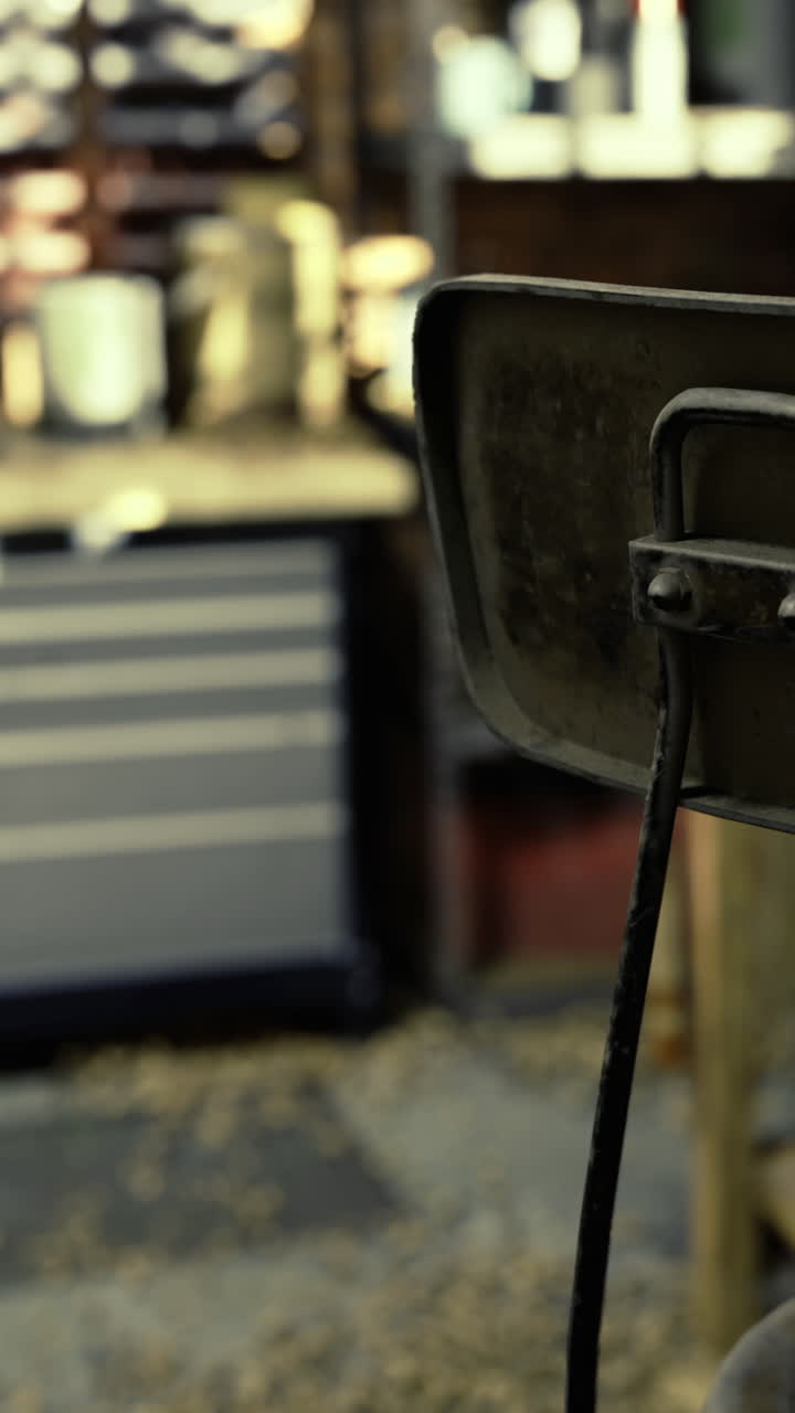 Scena di officina che mostra attrezzi e attrezzature per vari progetti