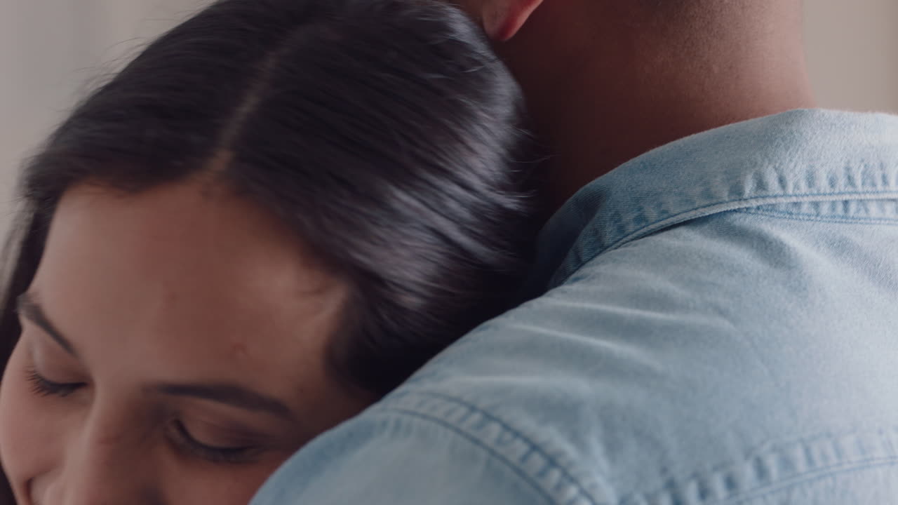 giovane coppia felice che condivide una connessione romantica fidanzato che bacia fidanzata che gode di una relazione intima