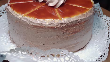 Pastel-De-Caramelo-Y-Chocolate,-Toma-De-Detalle